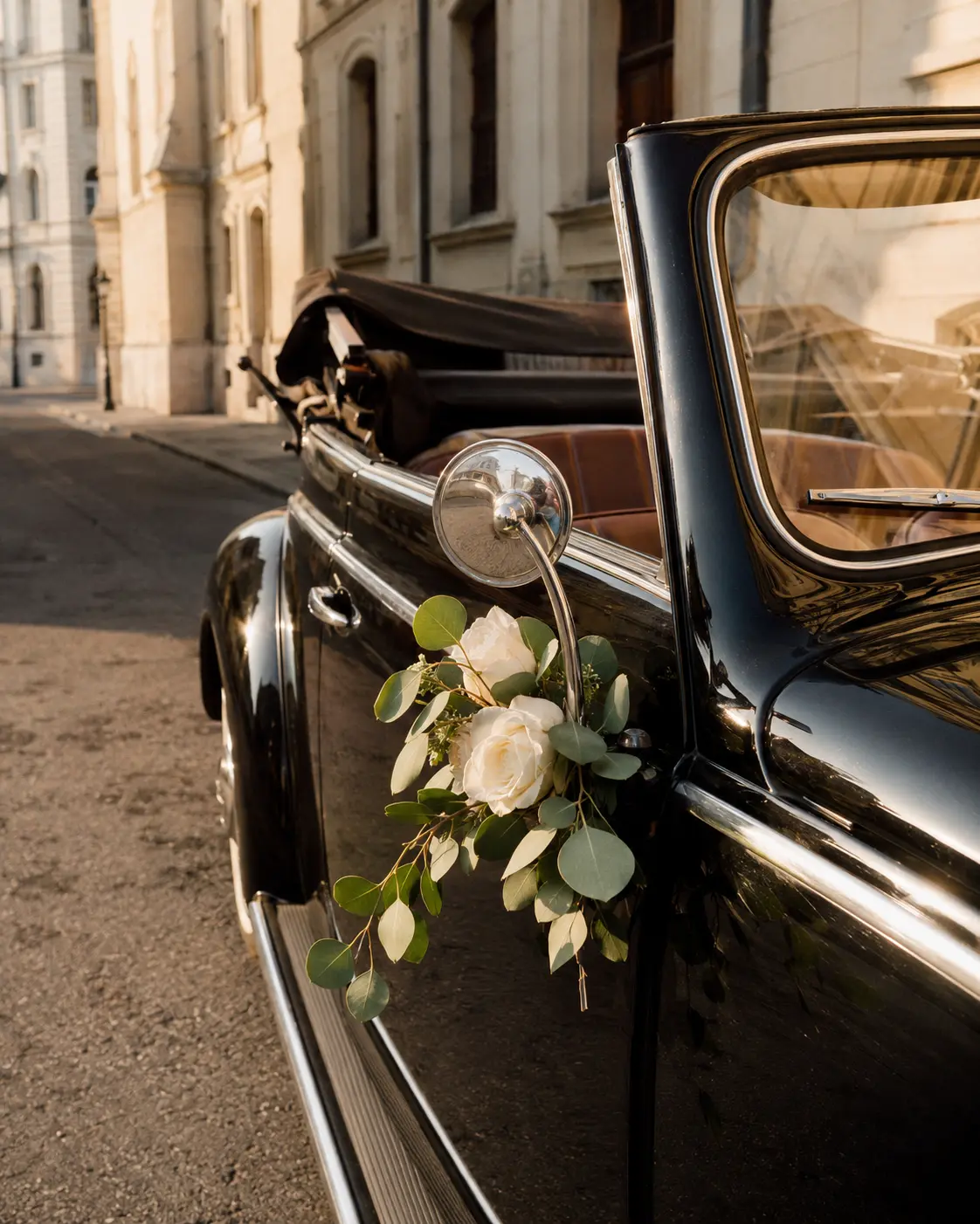 Detalj crne Bube kabriolet sa hromiranim retrovizorom i belim cvećem
